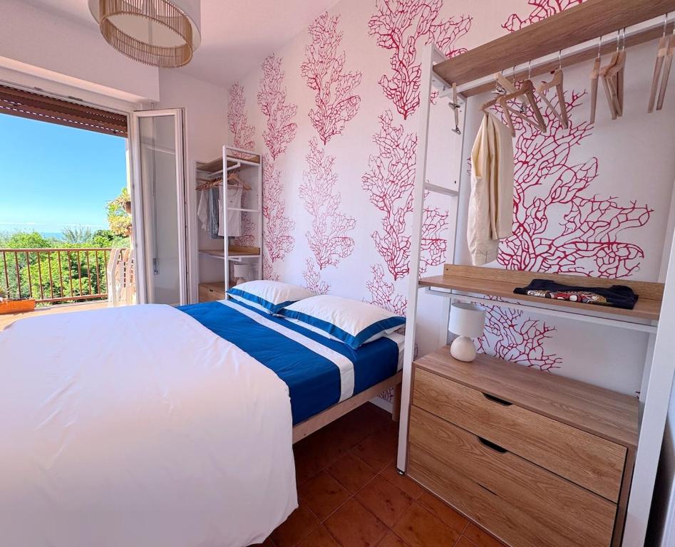 Postel nebo postele na pokoji v ubytování Sea view apartment in Lerici, between Cinque Terre and Tuscany