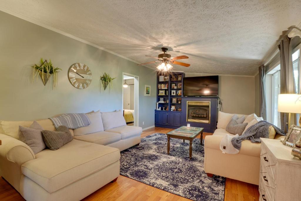 Gallery image of Noteworthy Cabin Grill, Walk to Beaver Lake! in Rogers