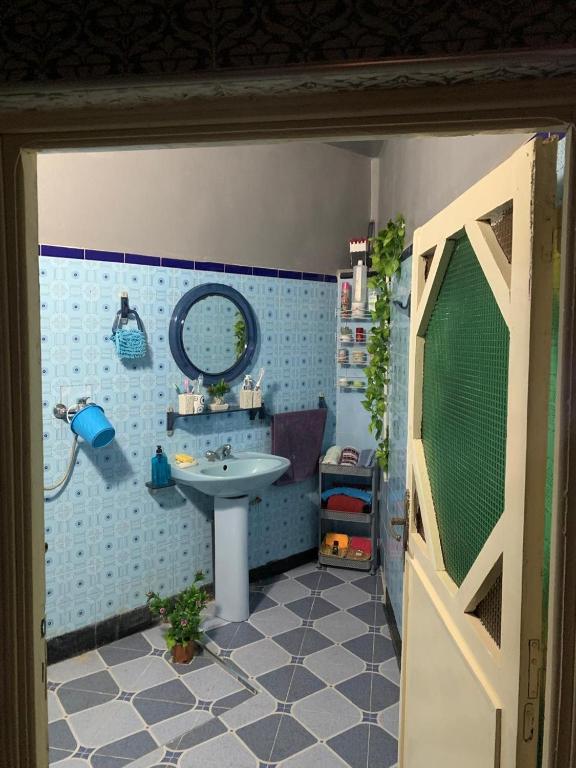 un baño con lavabo y espejo en Luxury, en Sidi Yahia az Zaʼer