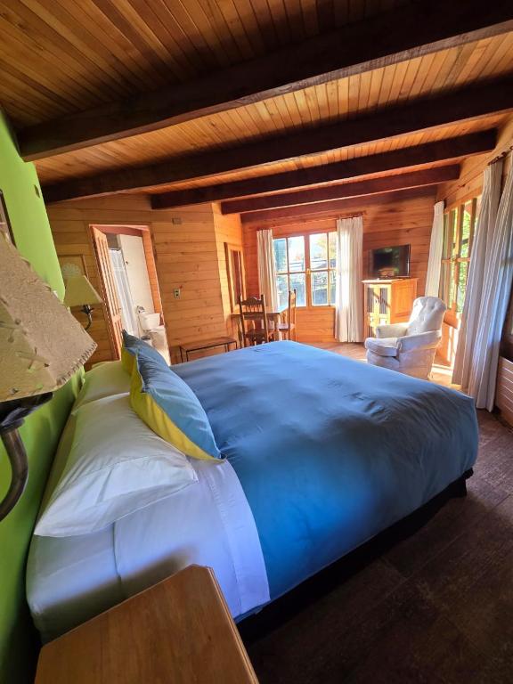 Uma cama ou camas num quarto em Hotel Malalhue