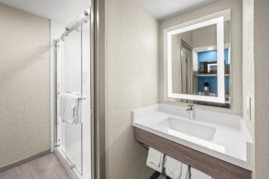 Holiday Inn Express Boston North-Woburn by IHG - Standardzimmer Mit Kingsize-Bett