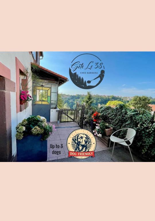 un panneau devant une maison avec une chaise dans l'établissement Gite Le 38 à Goetzenbruck, chez Barbara, 53m2, à Goetzenbruck