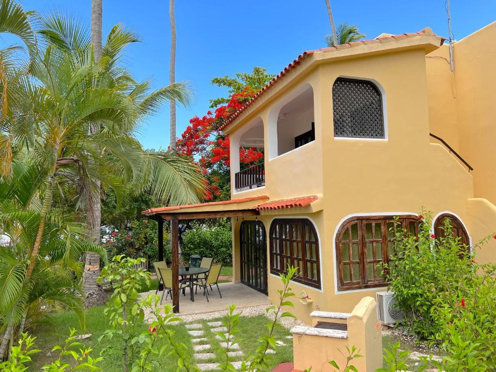 Zahrada ubytování TROPICAL SUITES and VILLAS - LOS CORALES BEACH - great location with many restaurants
