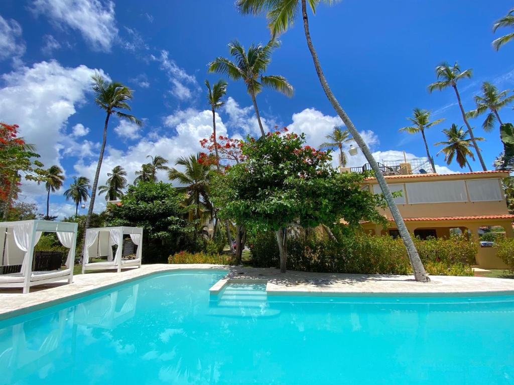 Bazén v ubytování TROPICAL SUITES and VILLAS - LOS CORALES BEACH - great location with many restaurants nebo v jeho okolí
