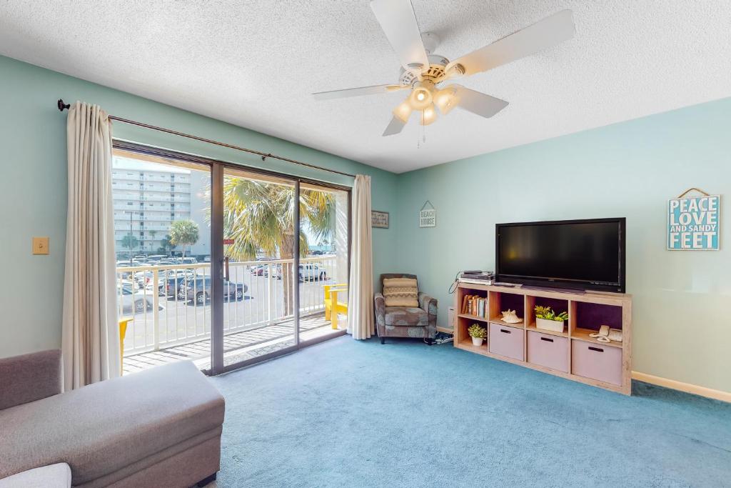 オレンジビーチにあるSeaside Beach & Racquet Club 2204のリビングルーム(シーリングファン、薄型テレビ付)