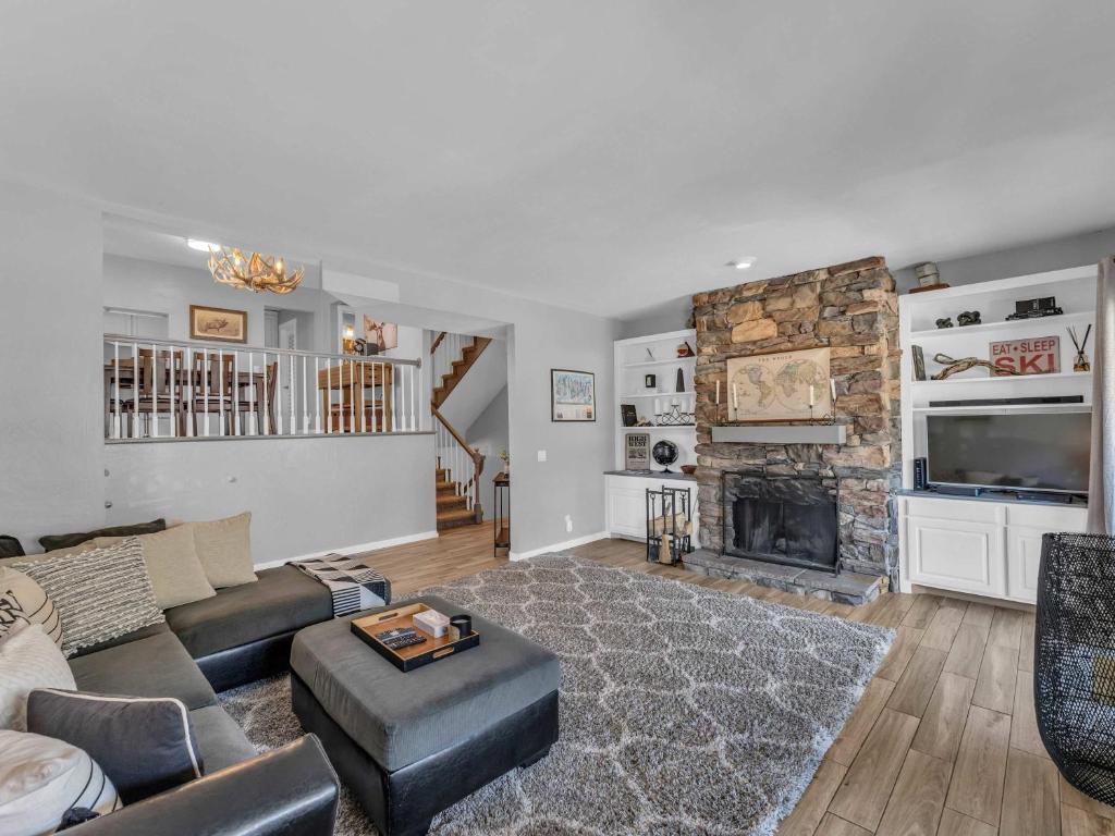 Η κουζίνα ή μικρή κουζίνα στο Charming Mountain Retreat with Hot Tub & Views