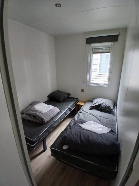 Postel nebo postele na pokoji v ubytování Mobilhome dans les Pins