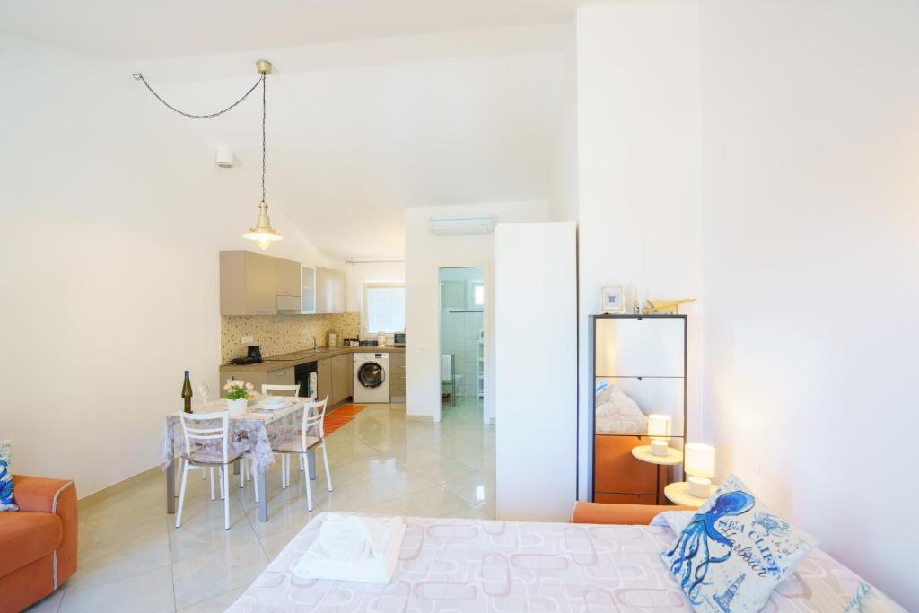 a living room with a bed and a dining room at Cá Stella studio Flat in Riomaggiore