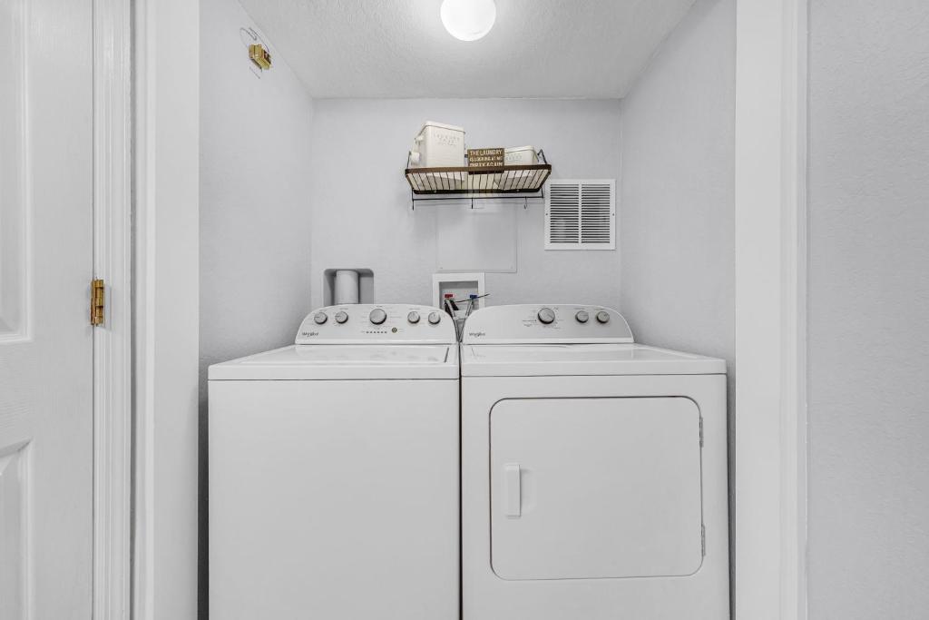a laundry room with two washer and dryer at Camaro in Orlando