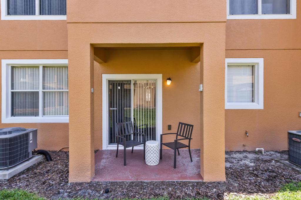 a black chair sitting in front of a building at Camaro in Orlando