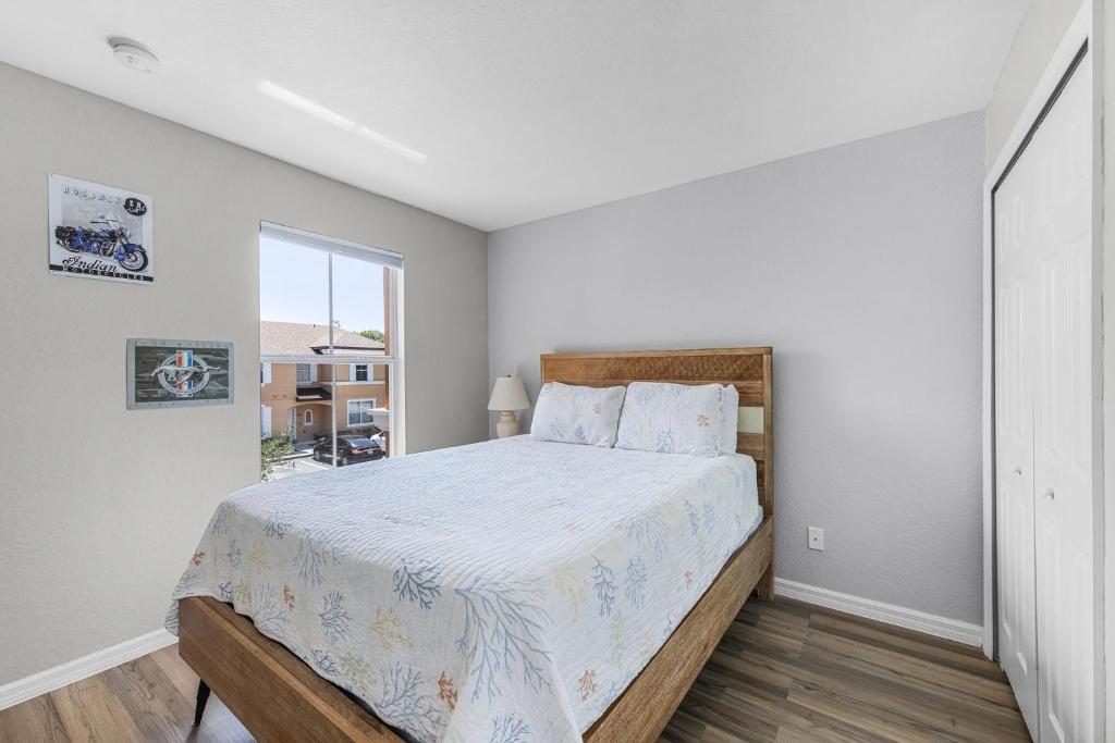 a bedroom with a bed and a window at Camaro in Orlando