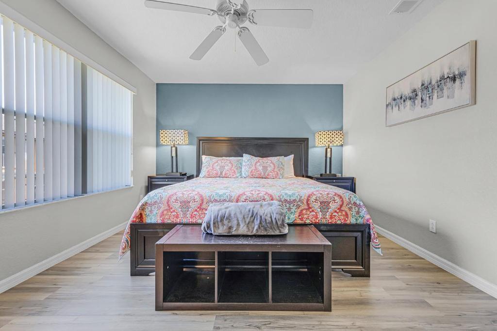 a bedroom with a bed and a table in it at Camaro in Orlando