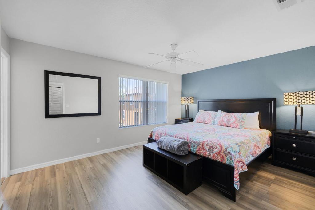 a large bedroom with a bed and a window at Camaro in Orlando
