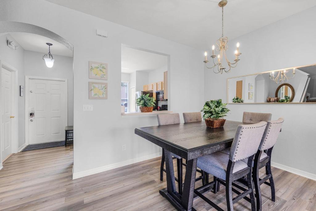 a dining room and living room with a table and chairs at Camaro in Orlando
