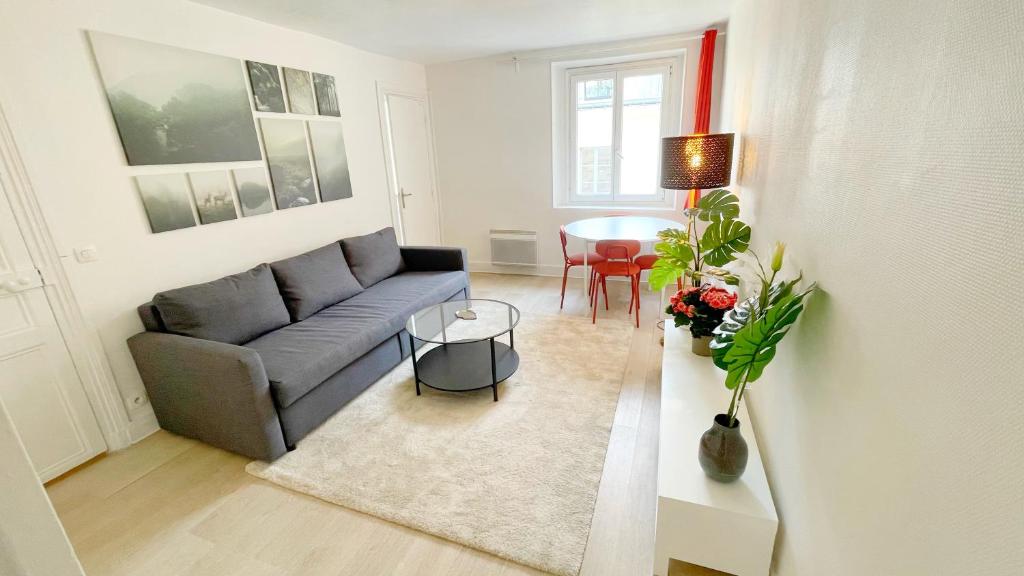 un salon avec un canapé et une table dans l'établissement Paris Heart Apartment, à Paris