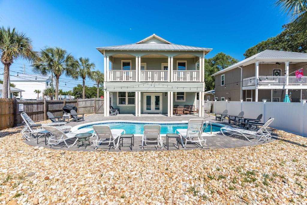 La alberca dentro o cerca de PalmTreeParadise Free Golf Cart 5 min walk 2 Beach