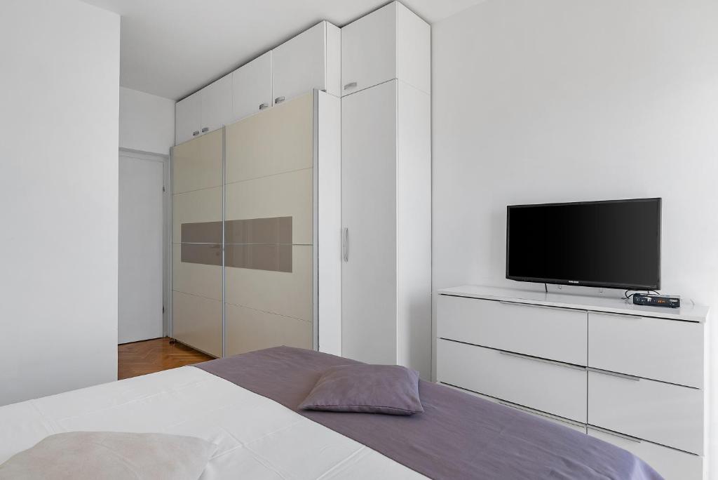 Televízia a/alebo spoločenská miestnosť v ubytovaní Seaside Ante Apartments