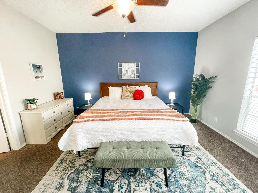 Postel nebo postele na pokoji v ubytování Family Retreat - Near Shopping, Dining & Beach