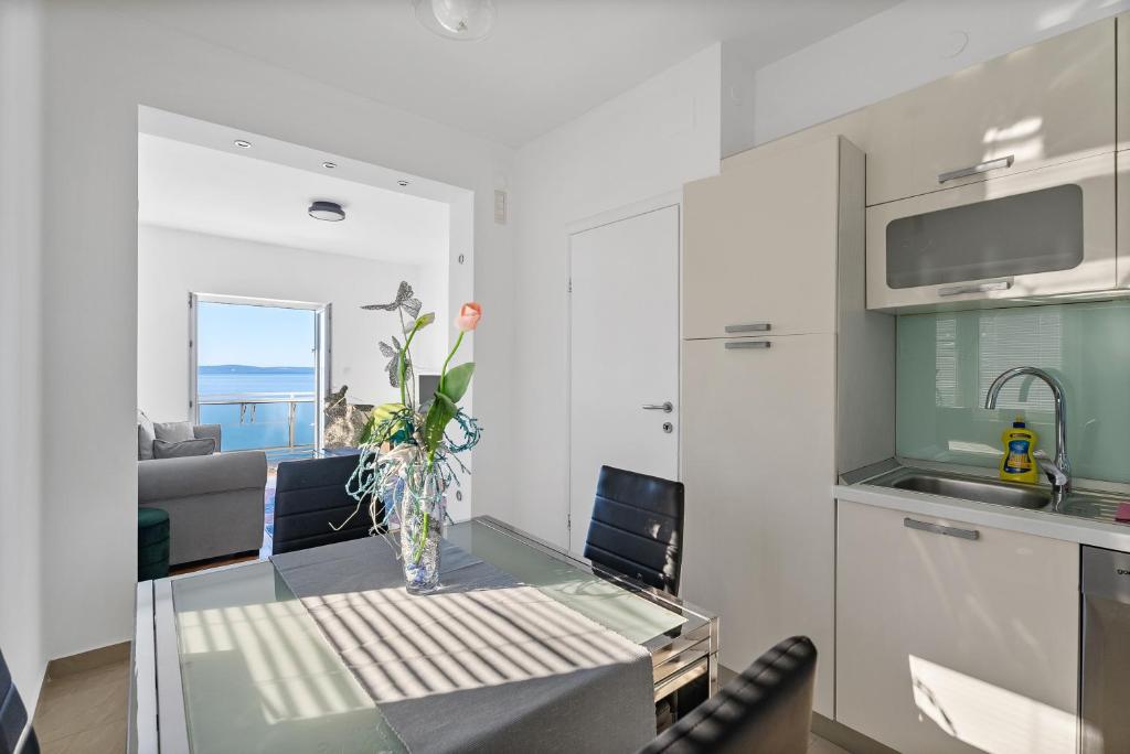 Kuchyňa alebo kuchynka v ubytovaní Seaside Ante Apartments