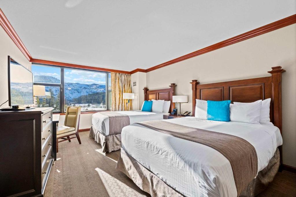 una camera d'albergo con due letti e una finestra di Everline Resort & Spa Palisades- Valley View a Olympic Valley