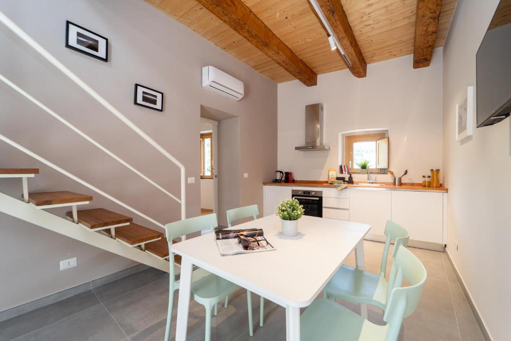 Kuchyň nebo kuchyňský kout v ubytování Le vie del Borgo