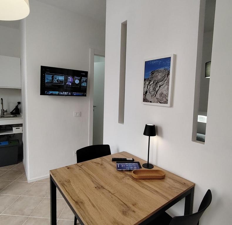 a wooden table in a room with a kitchen at Casa Fiorenza - Da e Nònne in Carloforte