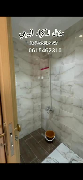 ein Bad mit einer Dusche und einer Schüssel auf dem Boden in der Unterkunft Fnideq Seramica in Oulad Akkou