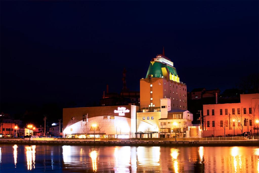 un edificio con una cúpula verde en la parte superior por la noche en Kushiro Century Castle Hotel, en Kushiro