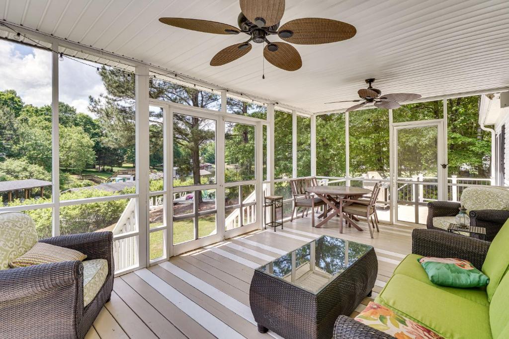 Ruang duduk di Private Dock and Fire Pit Serene Lake Gaston Escape