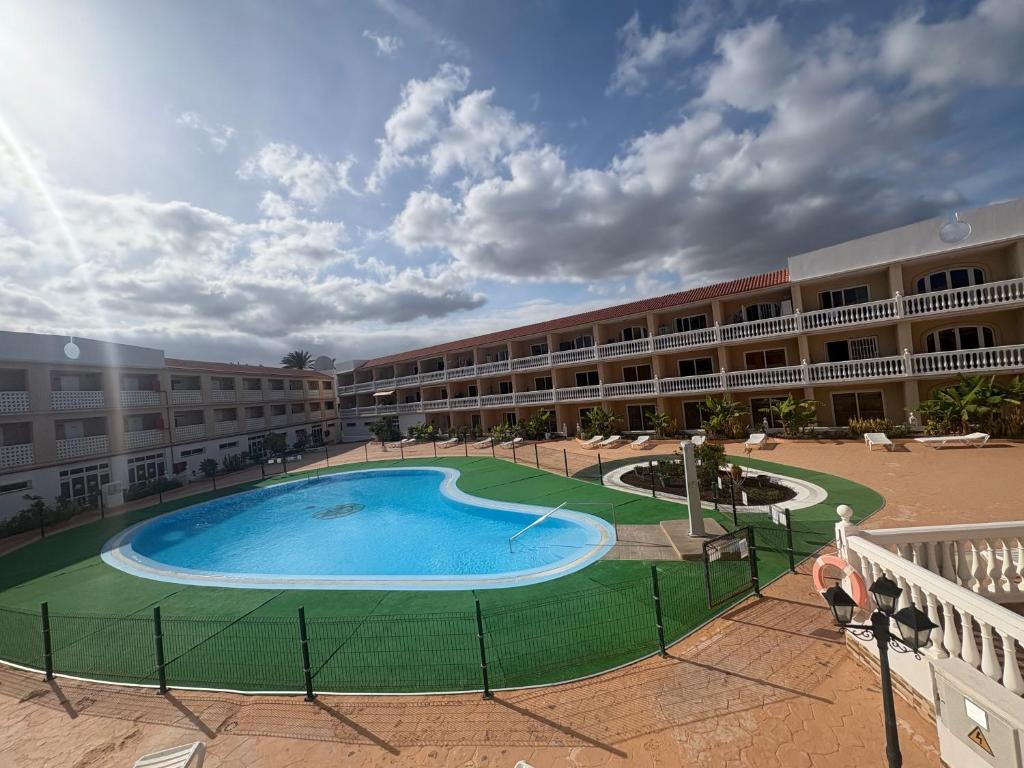 ein Apartmentkomplex mit großem Pool im Innenhof in der Unterkunft Blue Ocean in Costa Del Silencio