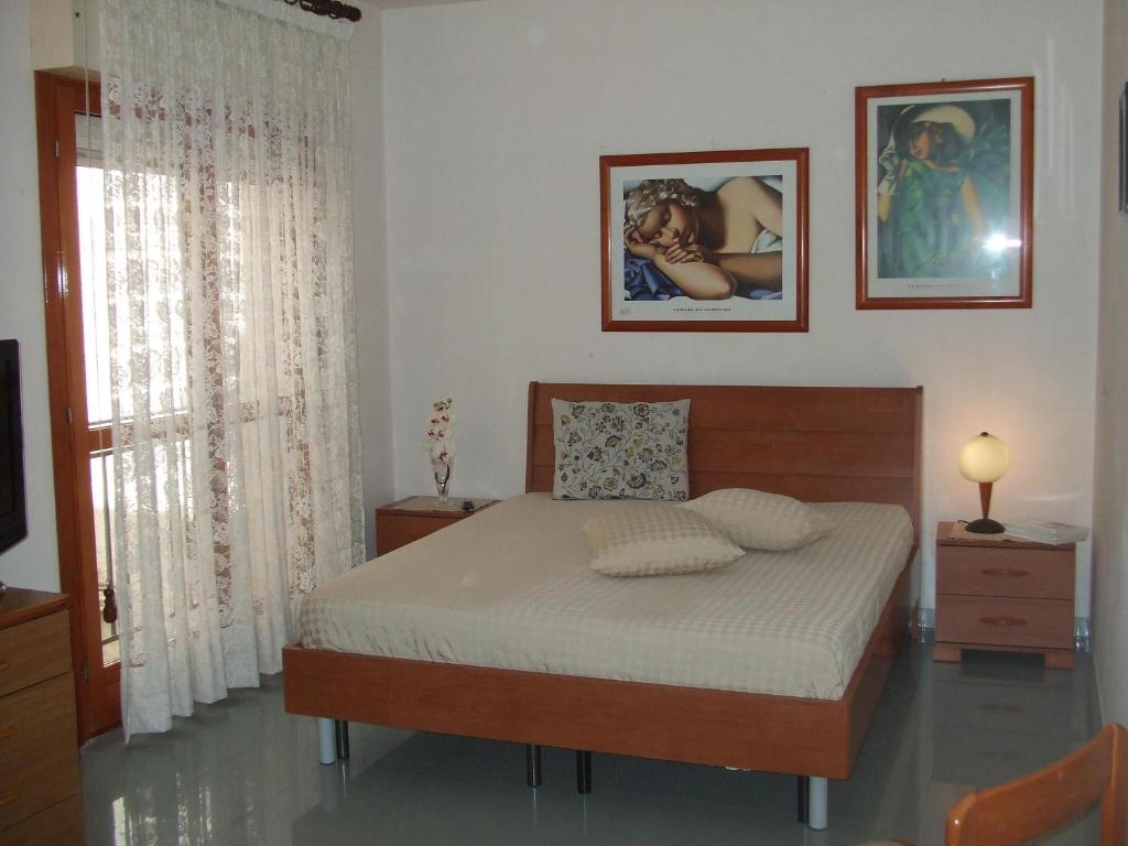マツァーラ・デル・ヴァッロにあるCamere Mazaraのベッドルーム(ベッド1台、窓付)