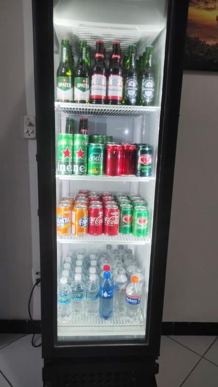レシフェにあるPousada Recife Tropicalのたくさんのソーダと炭酸飲料が詰まった冷蔵庫