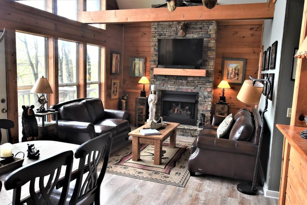 Ruang duduk di Spectacular Mountain View - Cloud 9 - HotTub-PETS OK