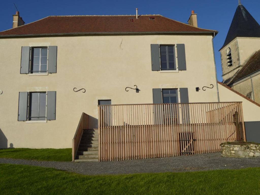 una casa bianca con una recinzione davanti di Presbytère écorénové avec terrasse et vue sur étang, proche Parc Naturel Régional de la Brenne - FR-1-591-180 a Lingé