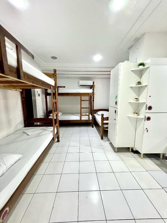 Kuchyň nebo kuchyňský kout v ubytování A Oca Hostel Bar