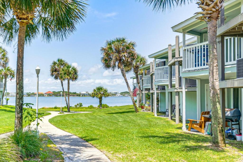 ein Gehweg zwischen zwei Häusern mit Palmen in der Unterkunft Sea La Vie Condo Pensacola Beach Access! in Pensacola Beach