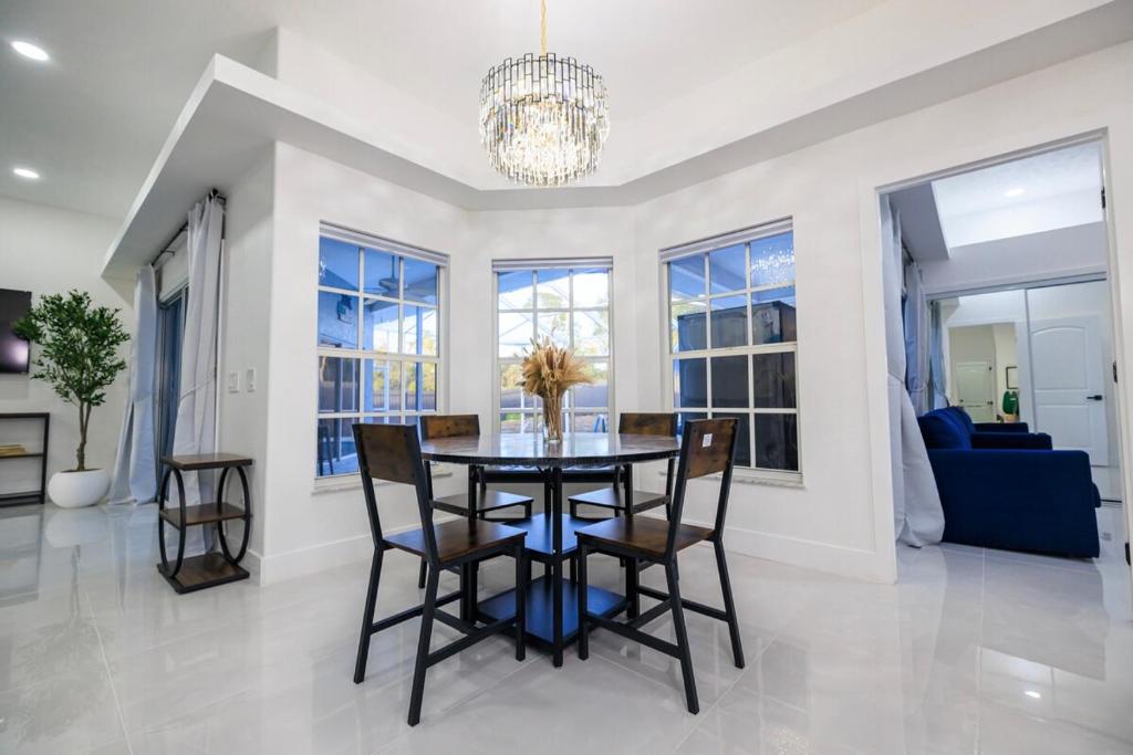 Fotografie z fotogalerie ubytování 4BR 3BA Home with Pool 7mins from Springs v destinaci Weeki Wachee