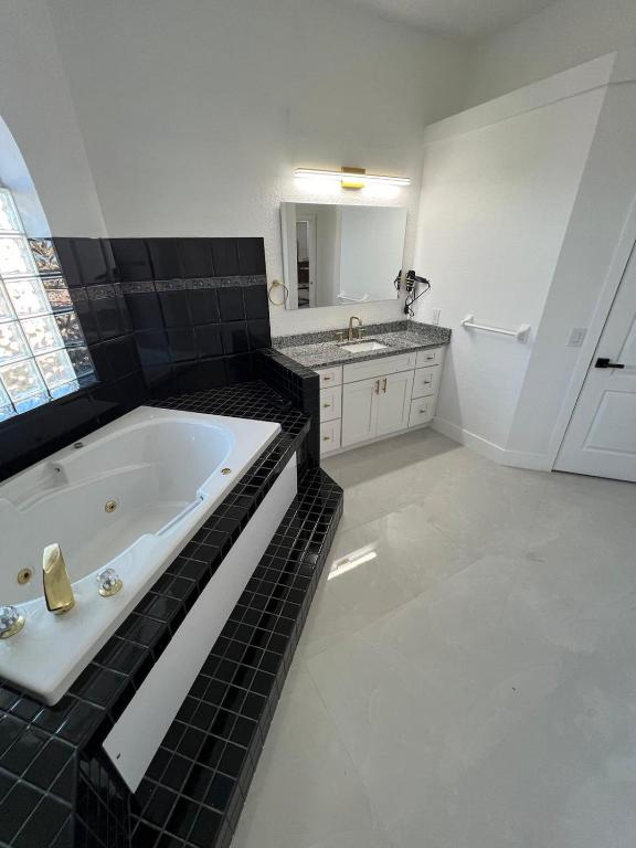 Koupelna v ubytování 4BR 3BA Home with Pool 7mins from Springs
