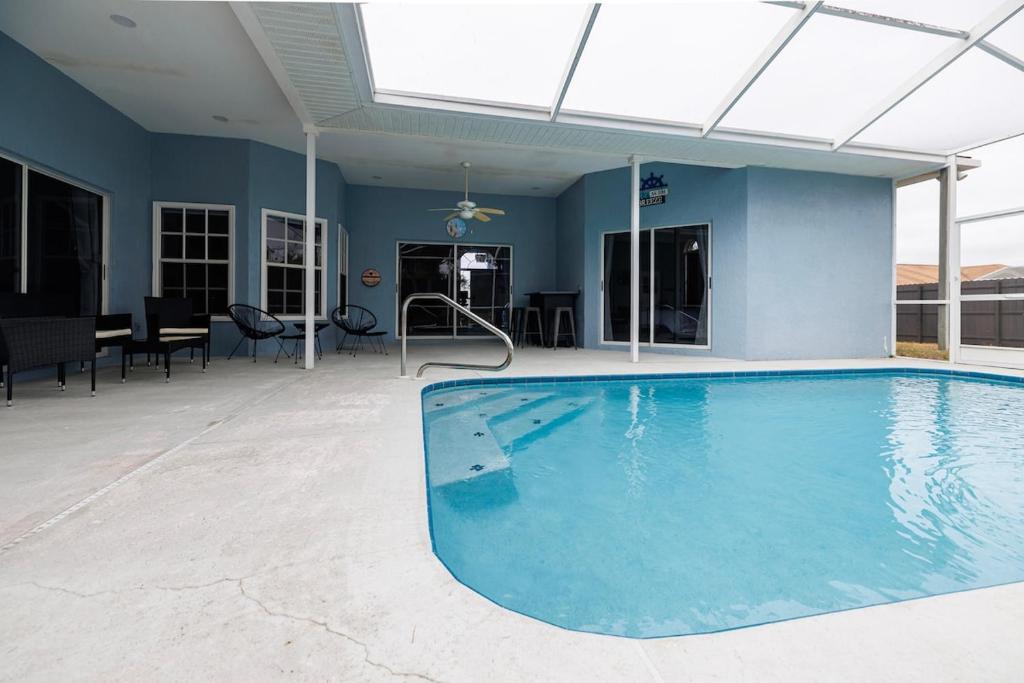 Bazén v ubytování 4BR 3BA Home with Pool 7mins from Springs nebo v jeho okolí