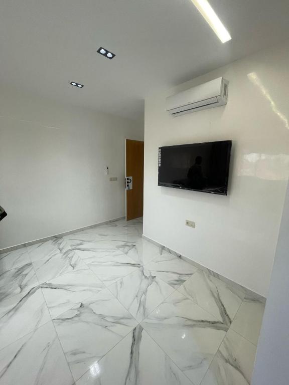 TV a/nebo společenská místnost v ubytování Oumaira Residence Azla-Tetouan