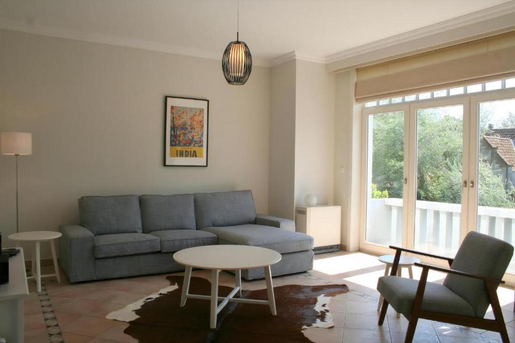 ein Wohnzimmer mit Sofa und Tisch in der Unterkunft Albatros B1 in De Haan