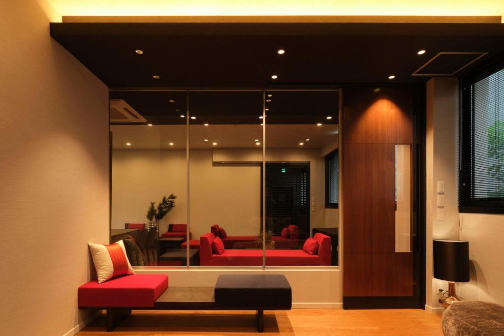 a living room with red couches in a room at Préciosité Chigasaki プレシオジテ茅ヶ崎 in Chigasaki