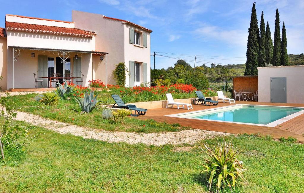 une villa avec piscine devant une maison dans l'établissement Lovely Home In Valliguieres, à Valliguières