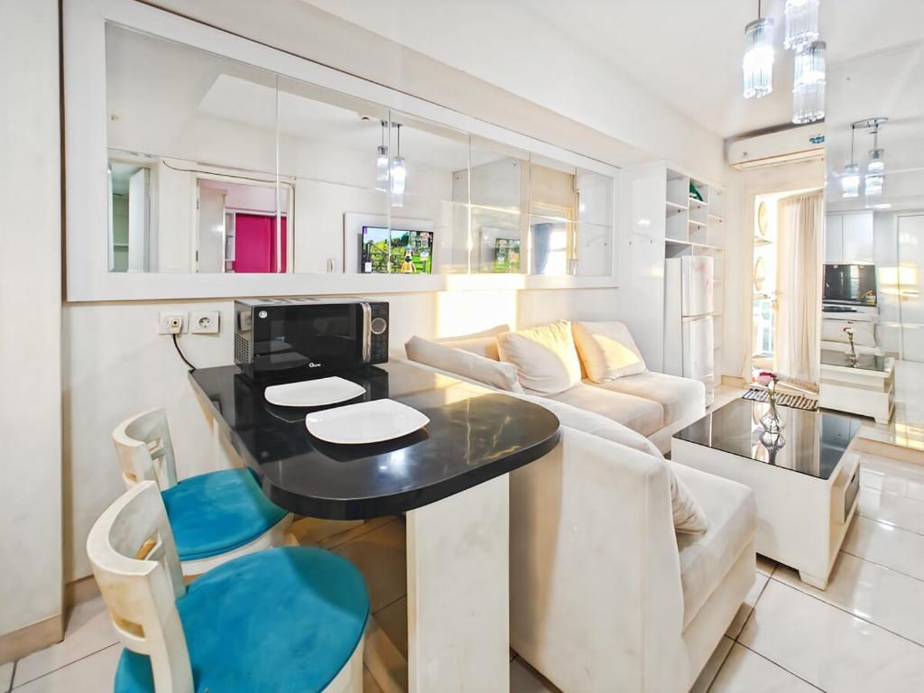 Posezení v ubytování Cozy 2BR Springlake Apt Bekasi with Pool & Gym by 2ndHome