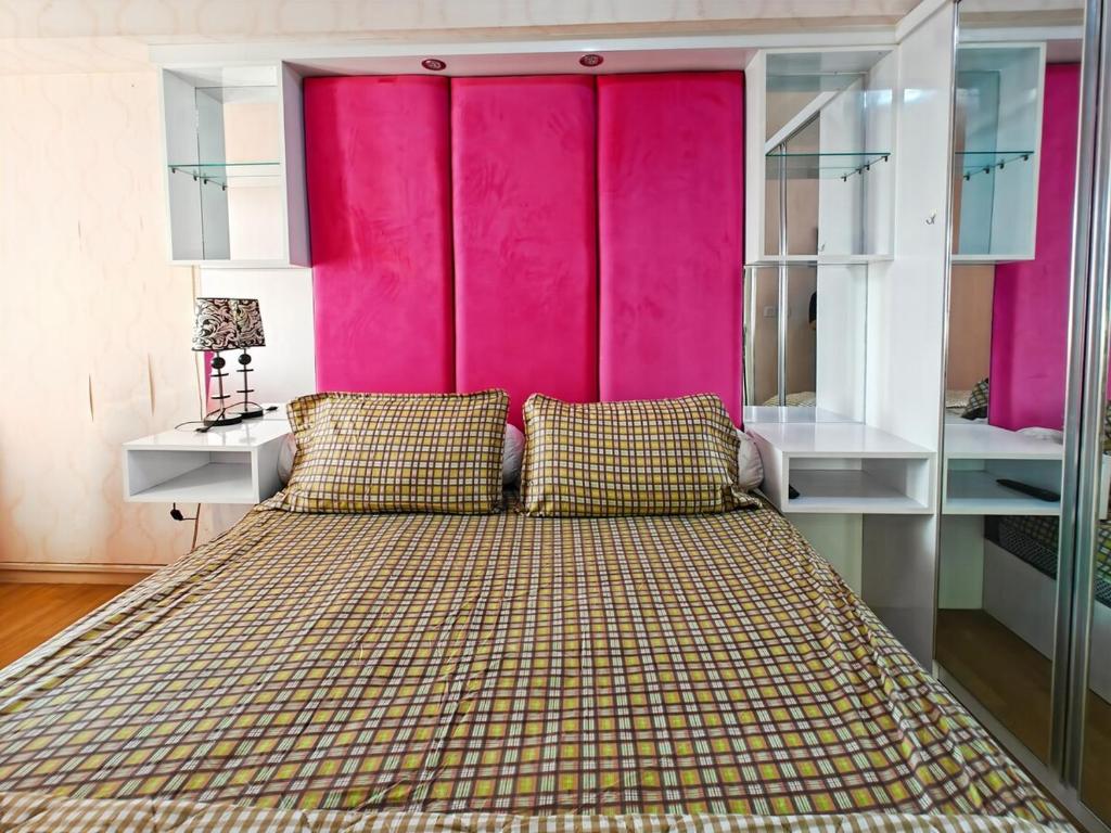 Postel nebo postele na pokoji v ubytování Cozy 2BR Springlake Apt Bekasi with Pool & Gym by 2ndHome