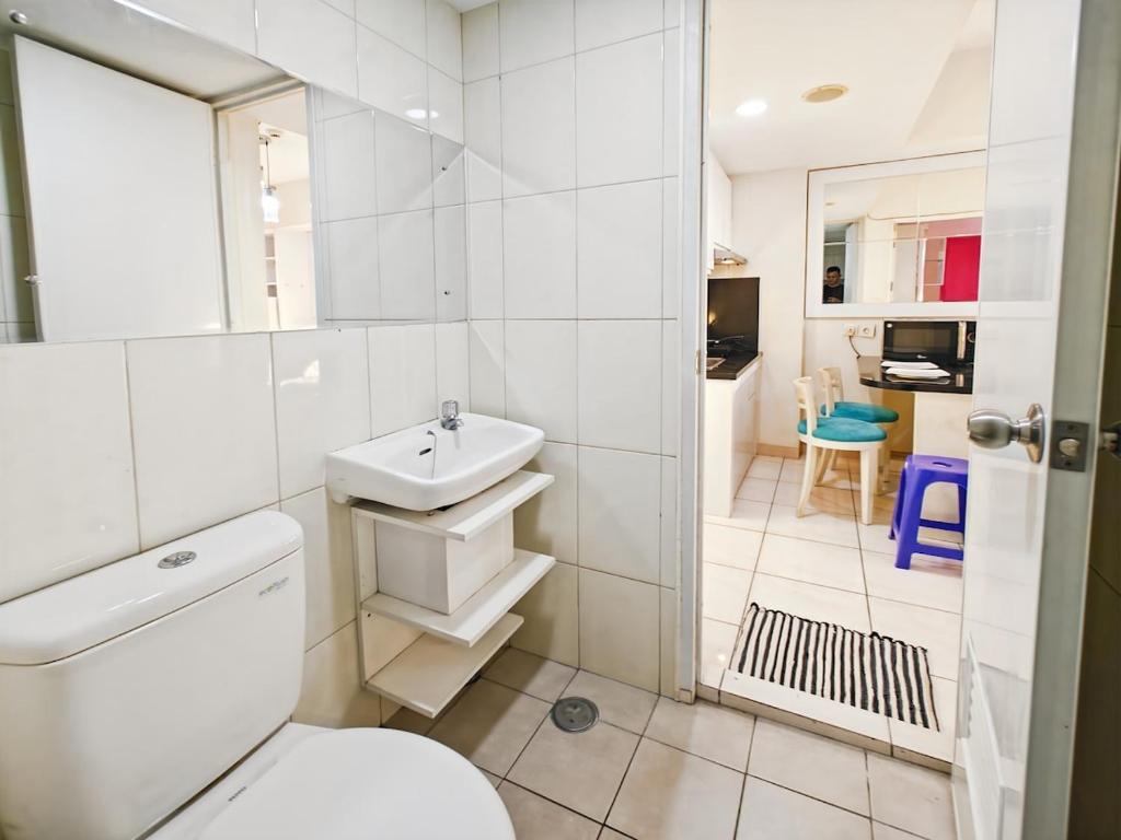 Koupelna v ubytování Cozy 2BR Springlake Apt Bekasi with Pool & Gym by 2ndHome