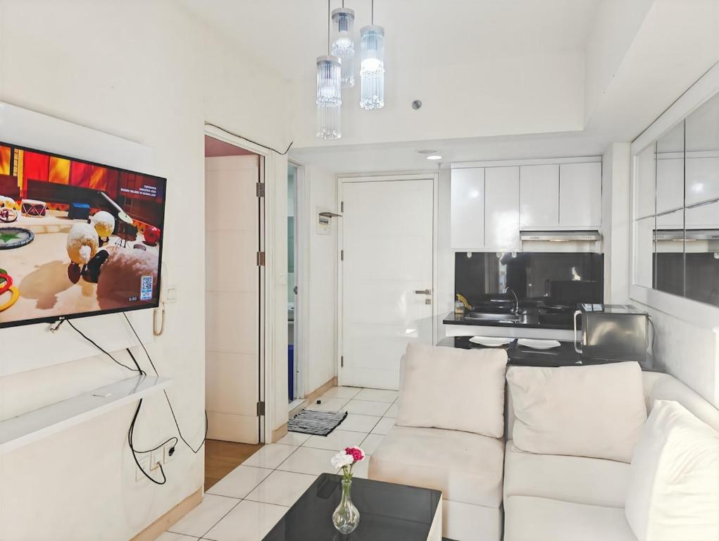TV a/nebo společenská místnost v ubytování Cozy 2BR Springlake Apt Bekasi with Pool & Gym by 2ndHome
