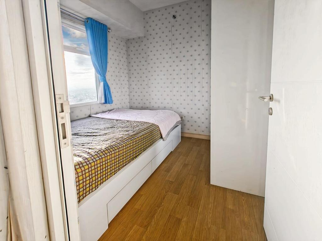 Postel nebo postele na pokoji v ubytování Cozy 2BR Springlake Apt Bekasi with Pool & Gym by 2ndHome