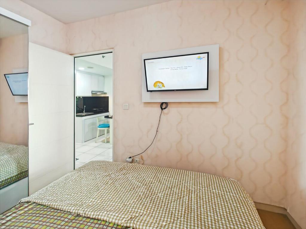 TV a/nebo společenská místnost v ubytování Cozy 2BR Springlake Apt Bekasi with Pool & Gym by 2ndHome
