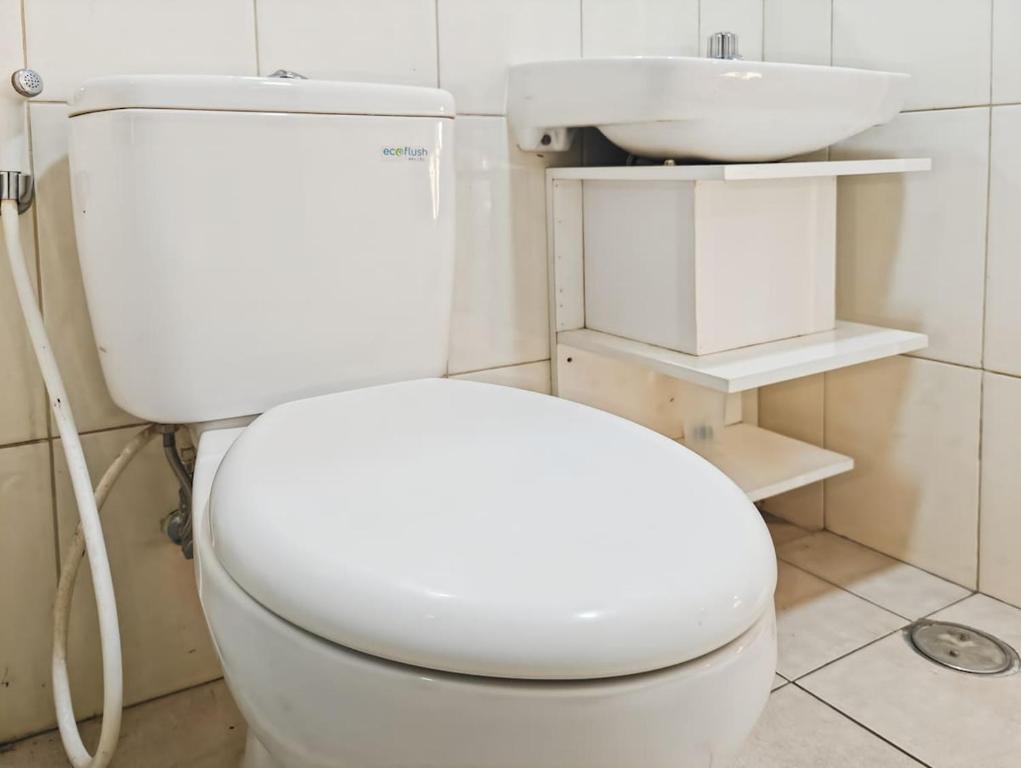 Koupelna v ubytování Cozy 2BR Springlake Apt Bekasi with Pool & Gym by 2ndHome
